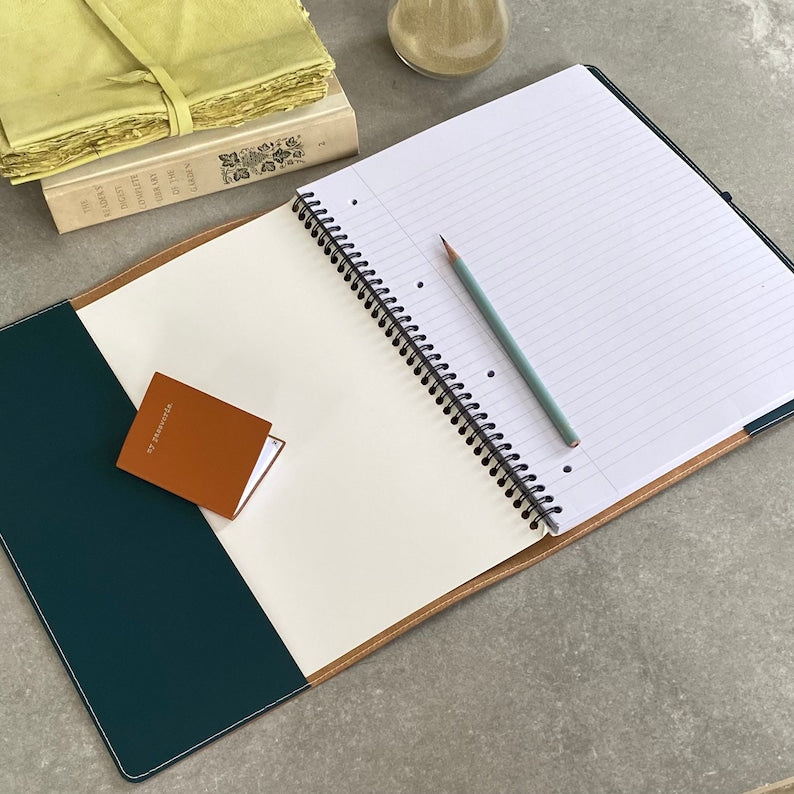 Housse en cuir recyclé pour cahier à spirales A4, couleur pétrole