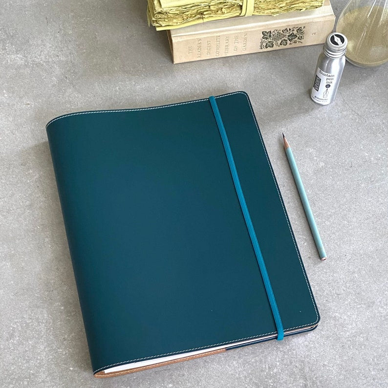Housse en cuir recyclé pour cahier à spirales A4, couleur pétrole