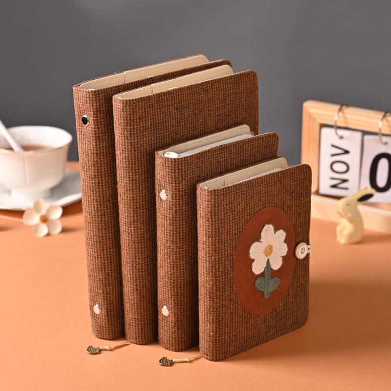 Carnet de notes en tissu patchwork à carreaux en laine A6 A5 Velours côtelé tricoté avec fleurs Bloc-notes rétro à feuilles mobiles avec doublure en pointillés