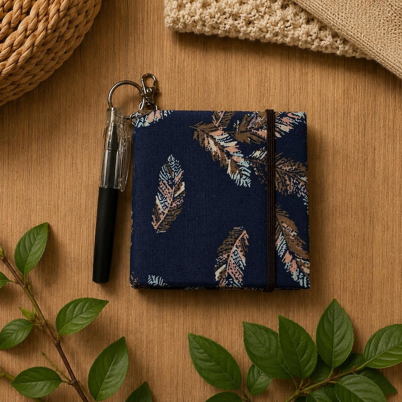 Carnet de notes pense-bête bleu marine fait main avec plumes et stylo, style bohème carré 3,5 pouces