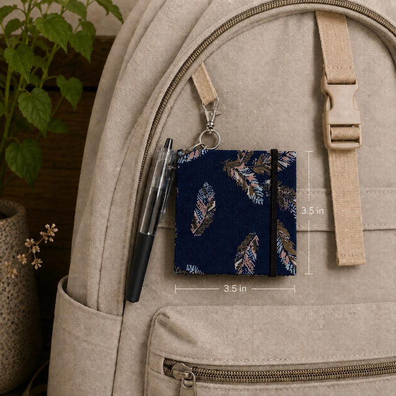Carnet de notes pense-bête bleu marine fait main avec plumes et stylo, style bohème carré 3,5 pouces